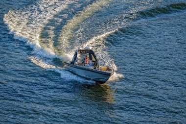 Yüksek hızlı zevk teknesi Stockholm 'den geçiyor.