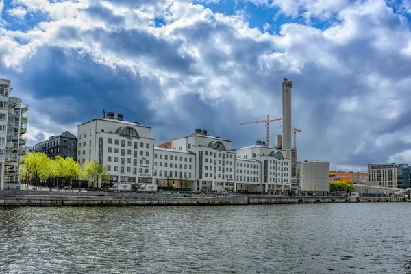 Ristrutturato edifici residenziali e uffici sul lungomare della moderna — Foto Stock