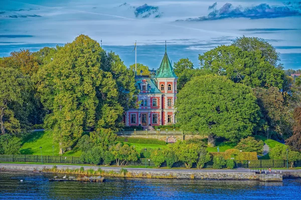 Slottsliknande Villa tacka udden på ön Djurgarden i sto — Stockfoto