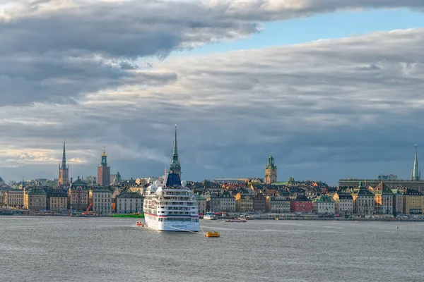 Vista panorâmica panorâmica da Cidade Velha de Estocolmo (Gamla Stan) com — Fotografia de Stock