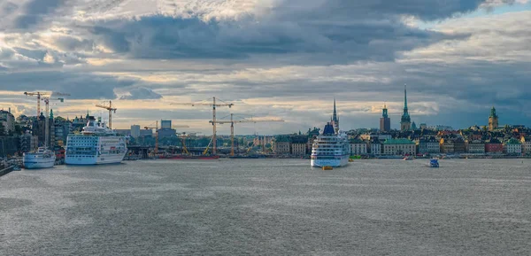 Malowniczy widok na wybrzeże Sztokholmu z zacumowanymi pasami — Zdjęcie stockowe