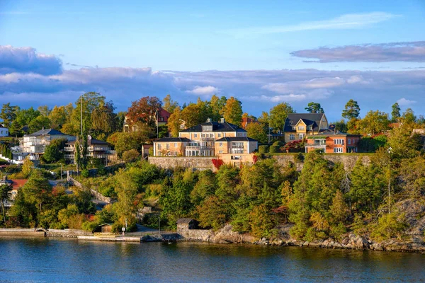 Bela mansão à beira-mar privada pitoresca em Estocolmo sk — Fotografia de Stock
