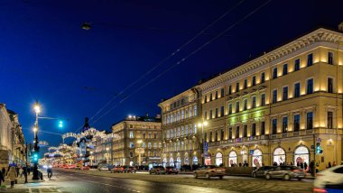 Nevsky Prospect 'in gece manzarası şenlikli ışıkla zenginleştirilmiş.