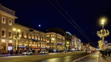 Nevsky Prospect 'in gece manzarası şenlikli ışıkla zenginleştirilmiş.