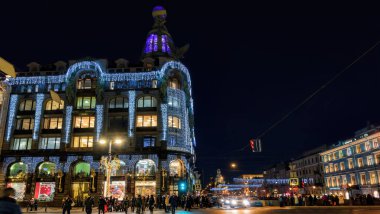 Nevsky Prospect 'in gece manzarası şenlikli ışıkla zenginleştirilmiş.
