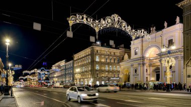 Nevsky Prospect 'in gece manzarası şenlikli ışıkla zenginleştirilmiş.