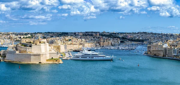 Luxusyachten und Boote vor der antiken Uferpromenade von Valletta — Stockfoto