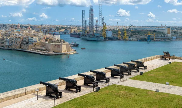 Uitzicht op de haven en middeleeuwse kanonnen van saluting batterij van Val — Stockfoto