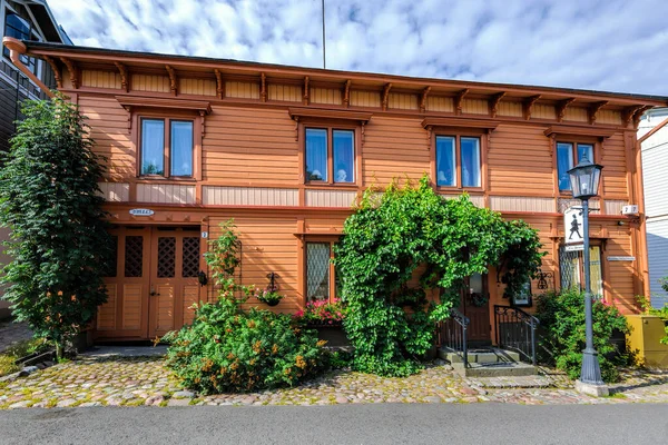 Färgglada antika hus i Gamla stan i Nådendal, Finland. — Stockfoto