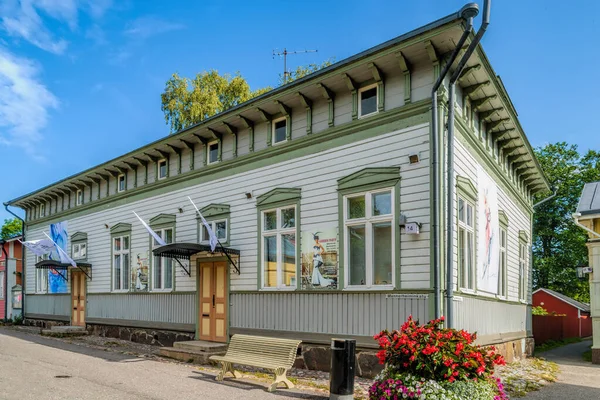 Färgglada antika hus i Gamla stan i Nådendal, Finland. — Stockfoto