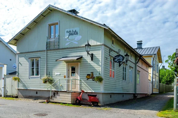 Färgglada antika hus i Gamla stan i Nådendal, Finland. — Stockfoto