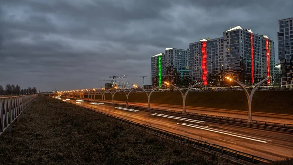 САНКТ-ПЕТЕРБУРГ, РОССИЯ - 3 января 2020 г.: зимний вечер без снега. C — стоковое фото