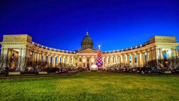 Nattsyn over russisk ortodoks kirke Kazan-katedralen med New Y – stockfoto