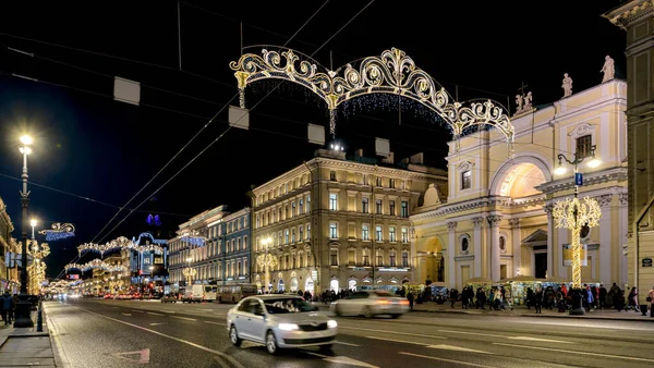 Night view of Nevsky Prospect richly decorated with festive ligh — Stock Photo, Image