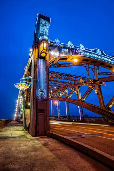 Ночной вид на Большеохтинский мост (мост Петра I) — стоковое фото
