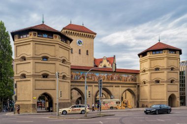 Münih, Isartorplatz 'daki Isartor, bulutlu yaz gününde.