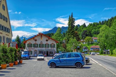 Geleneksel Bavyera binaları ve Alp dağlarıyla şehir manzarası