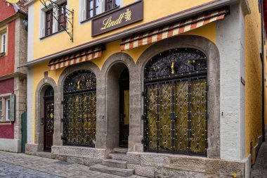 Dünyaca ünlü Lindt Çikolata Dükkanı 'nın önünde.