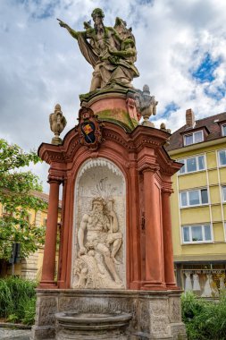 Klasik tapınak şekilli Chronos ya da Moenus çeşmesi.