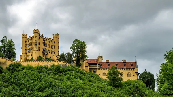 Schloss Hohenschwangau 'nun (Hohenschwangau Kalesi veya Yukarı Swan İlçe Sarayı) manzarası)