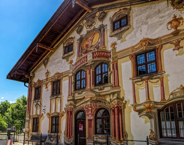 Edifício pintado conhecido como Pilatushaus (Pilatus House) com pintura — Fotografia de Stock