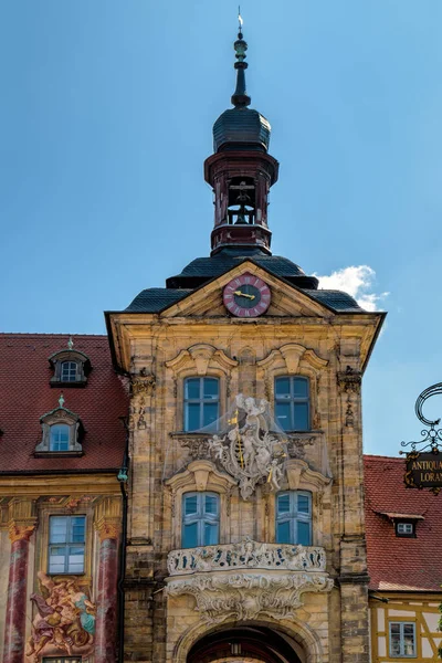 Zdobený historický barokní vyřezávaný kamenný balkon na vnějším výklenku — Stock fotografie