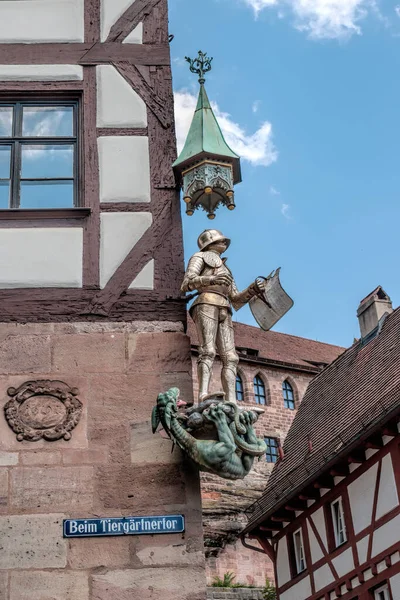 Estatua de San Jorge y el Dragón en medio edificio de madera cor —  Fotos de Stock