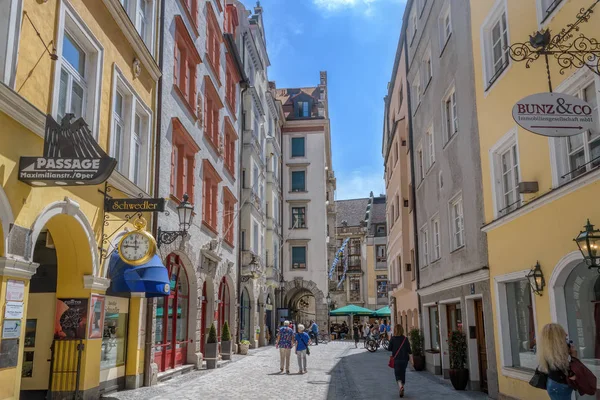 Piesza ulica Pfisterstrasse w Monachium starej części z turystą — Zdjęcie stockowe