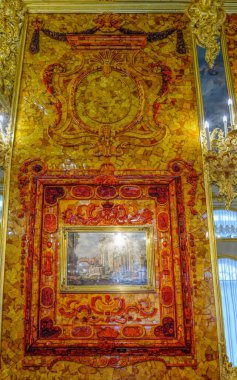 St. Petersburg, Rusya - 24 Şubat 2020: Catherine Sarayı 'ndaki yeni yenilenmiş Amber Odası, altın yaprak ve aynalarla desteklenmiş kehribar panellerin tam bir oda dekorasyonudur..