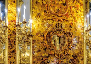 St. Petersburg, Rusya - 24 Şubat 2020: Saint Petersburg yakınlarındaki Tsarskoye Selo Catherine Sarayı 'ndaki yeni yenilenmiş Amber Odası' nın (Amber Odası) kehribar duvarında altın dekoratif unsurlar.