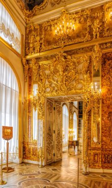 St. Petersburg, Rusya - 24 Şubat 2020: Catherine Sarayı 'ndaki yenilenmiş Amber Odası' nın (Amber Odası) kehribar duvarında kadın başı ve çiçek süsü şeklinde altın süslemeler.