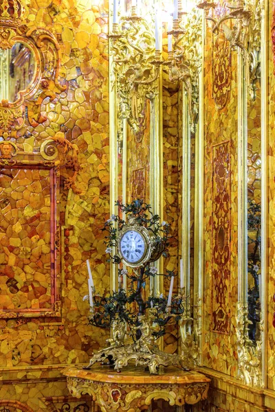 Petersburg Rusia Feb 2020 Reloj Mesa Forma Árbol Con Flores —  Fotos de Stock