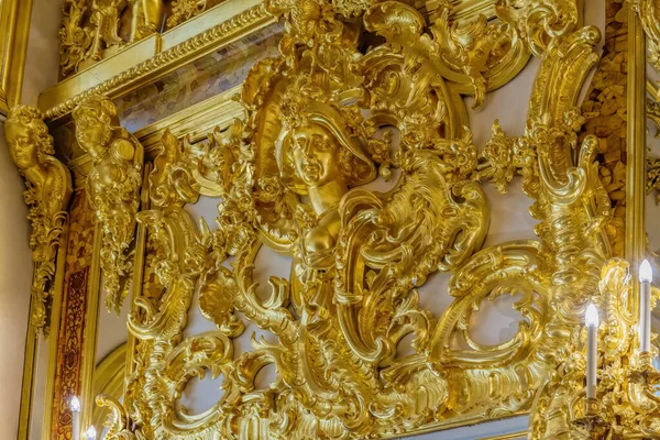 俄罗斯圣彼得堡 2020年2月24日 叶卡捷琳娜宫琥珀色房间 琥珀色房间 的琥珀色墙壁上装饰着女性头像和花卉装饰品的镀金装饰元素 — 图库照片
