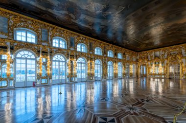 ST.PETERSBURG, RUSSIA - 24 Şubat 2020: Büyük Salon 'un tavan resimleri ile süslü altın iç mimarı Bartholomeo Rastrelli tarafından oluşturulan Catherine Sarayı' nın en geniş önermesi
