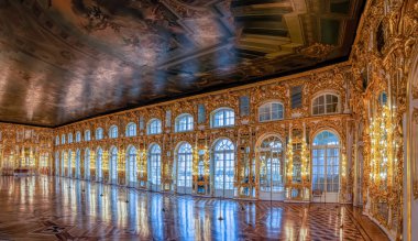 ST.PETERSBURG, RUSSIA - 24 Şubat 2020: Büyük Salon 'un tavan resimleri ile süslü altın iç mimarı Bartholomeo Rastrelli tarafından oluşturulan Catherine Sarayı' nın en geniş önermesi