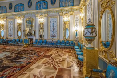 St. PETERSBURG, RUSSIA - 24 Şubat 2020: Tsarskoe Selo 'daki Catherine Sarayı' nın iç dekorasyonu. Arabesk Salonu, Charles Cameron 'ın yarattığı en nefis gala odalarından biridir..