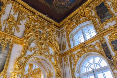 ST.PETERSBURG, RUSSIA - 24 Şubat 2020: Tsarskoe Selo 'daki Catherine Sarayı' nın duvarlarını kaplayan muhteşem barok dekoru, şamdanlar, aynalar, heykel ve süslemeli oymalar