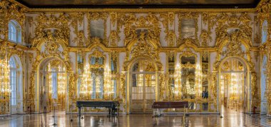 ST.PETERSBURG, RUSSIA - 24 Şubat 2020: Tsarskoe Selo 'daki Catherine Sarayı' nın duvarlarını kaplayan muhteşem barok dekoru, şamdanlar, aynalar, heykel ve süslemeli oymalar