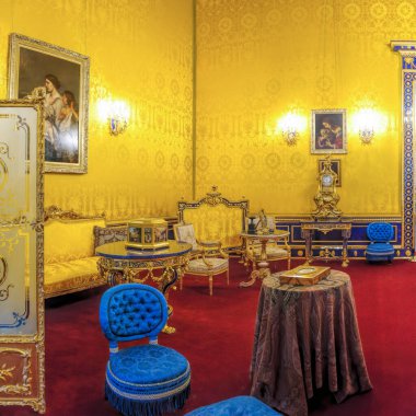 ST.PETERSBURG, RUSSIA - 24 Şubat 2020: Tsarskoe Selo 'daki Catherine Sarayı' nın içi. Lyons Hall (Sarı Salon) restore edildi. Lapis lazuli ve lüks bir ipek duvar astarıyla süslendi..