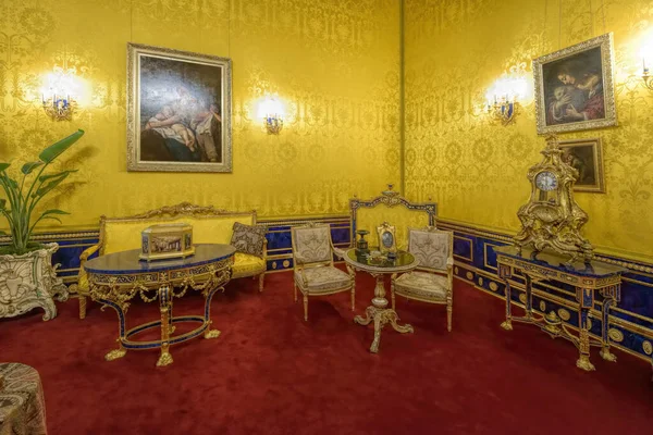 圣彼得斯堡 俄克拉荷马州 2020年2月24日 沙罗州凯瑟琳宫华丽的内部 复古里昂厅 黄色客厅 饰有青翠花和华丽的丝绸缎衬里 — 图库照片