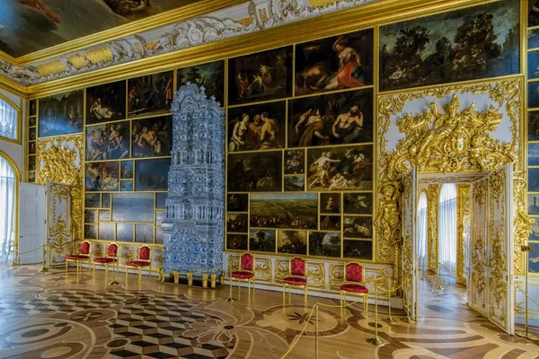 러시아 상트페테르부르크 2020 캐서린 궁전의 태피스트리의 원리에 원래의 장식화 화병들이 — 스톡 사진