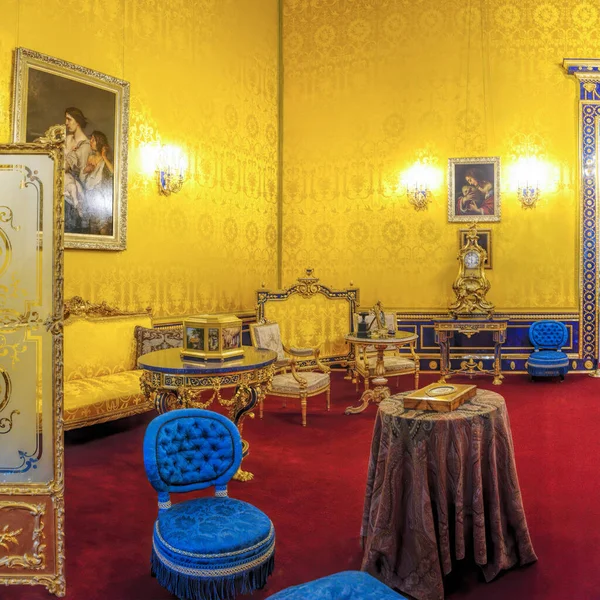 圣彼得斯堡 俄克拉荷马州 2020年2月24日 沙罗州凯瑟琳宫华丽的内部 复古里昂厅 黄色客厅 饰有青翠花和华丽的丝绸缎衬里 — 图库照片