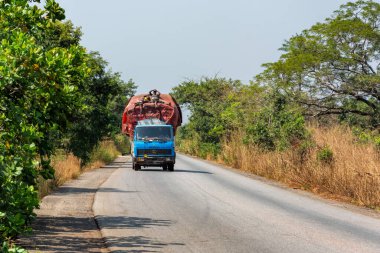 KONAKRY, GUINEA - 15 Aralık 2018: Gine 'deki ulaşım, insanların hem iç hem de uluslararası hedeflere ulaşmak için kullandıkları çeşitli sistemler tarafından oluşturulmuştur.