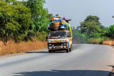 KONAKRY, GUINEA - 15 Aralık 2018: Gine 'deki ulaşım, insanların hem iç hem de uluslararası hedeflere ulaşmak için kullandıkları çeşitli sistemler tarafından oluşturulmuştur.