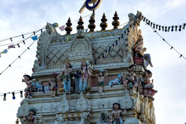 PENANG, MALAYSIA - 17 Ekim 2017: Arulmigu Sri Bala Murugan Tapınağı 'nın Gopuram tapınağındaki geleneksel Hindu tanrılarının tipik renkli heykelleri, Seberang Jaya.