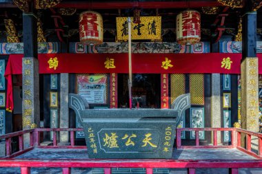 PENANG, MALAYSIA - 18 Ekim 2017: Yılan Tapınağı 'nın (Hock Kin Keong) girişinde tütsü ocağı. Çinli bir Budist keşiş olan Cheng Chooi Chor Soo 'ya tapınmak için yapıldı..