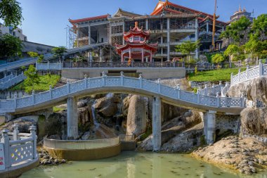 PENANG, MALAYSIA - 18 Ekim 2017: Suyla dolu Yeni Kurtuluş Göleti ve birçok kaplumbağa, Çin kemerli köprüleri ve tapınağın ilk katında bir izleme platformu.