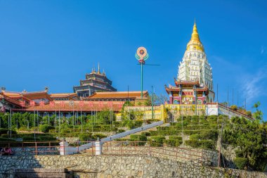 PENANG, MALAYSIA - 18 Ekim 2017: Çin Budist tapınağı Kek Lok Si (Yüksek Mutluluk Tapınağı), Air Itam 'da yer almaktadır. Güneydoğu Asya 'nın en büyük Budist komplekslerinden biri..