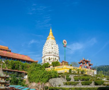 PENANG, MALAYSIA - 18 Ekim 2017: Çin Budist tapınağı Kek Lok Si (Yüksek Mutluluk Tapınağı), Air Itam 'da yer almaktadır. Güneydoğu Asya 'nın en büyük Budist komplekslerinden biri..