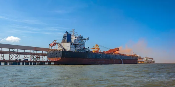 Loď Přepravující Volně Loženou Bauxitovou Hliníkovou Rudu Nakládacím Rudy Přístavu — Stock fotografie
